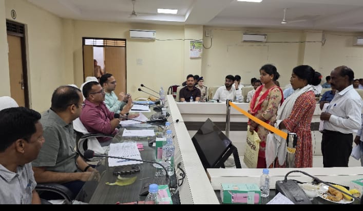 जनदर्शन में कलेक्टर ने सुनीं आमजन की समस्याएं कहा प्राथमिकता से करे समाधान  एवं आवेदकों को समाधान की जानकारी  से सूचना पत्र के माध्यम से करायें अवगत  ।